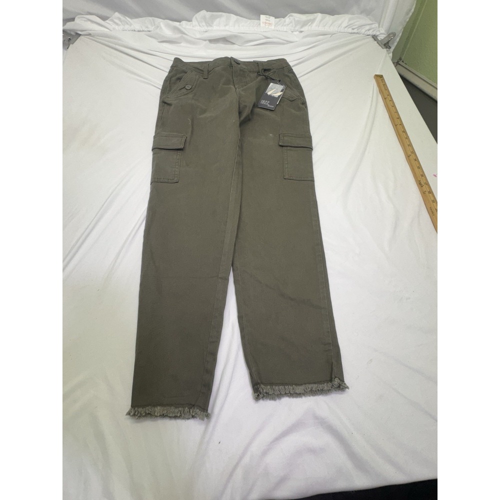 1882 Green Cargo Pants With Pockets  Ankle Size 6 New Army Trendy Preppy Stretch